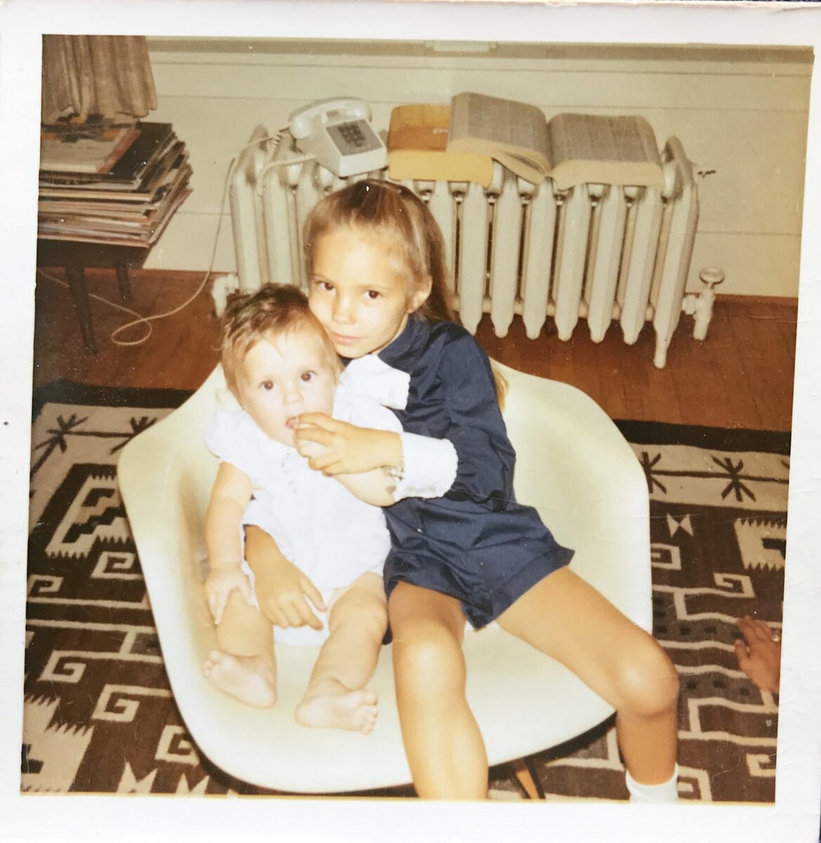 Мы часто оставались дома одни или под присмотром других людей, пока мама была на работе