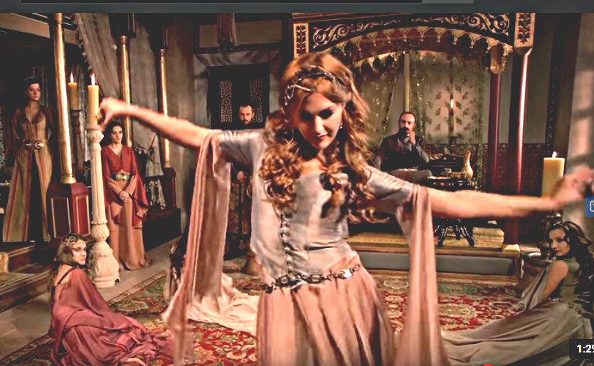 Кадр из фильма "Великолепный век". Танцы в гареме. Хюррем.