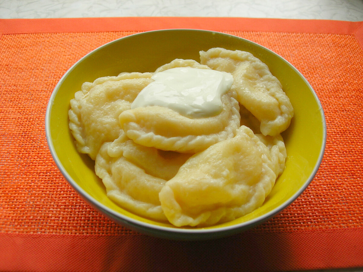 Рецепт вкусных вареников с творогом. Вареники с творогом домашние. Пышное тесто на вареники с творогом. Вареники с творогом 500г. Пельмени в творожном тесте.