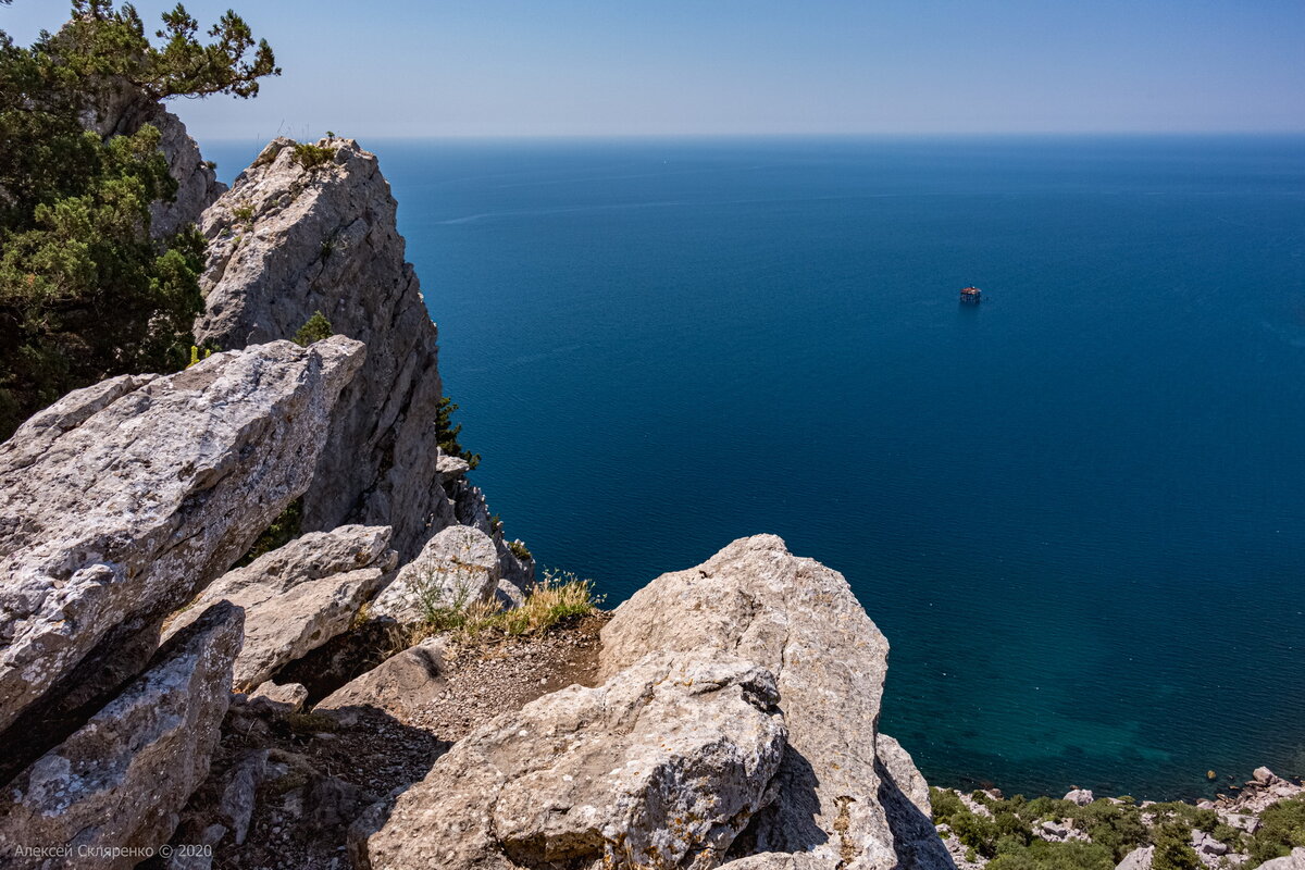 Крым 7. Гора кошка ЮБК. Южное побережье Крыма гора кошка. Гора кошка голубой залив. Горы Южный берег Крыма отвесная.