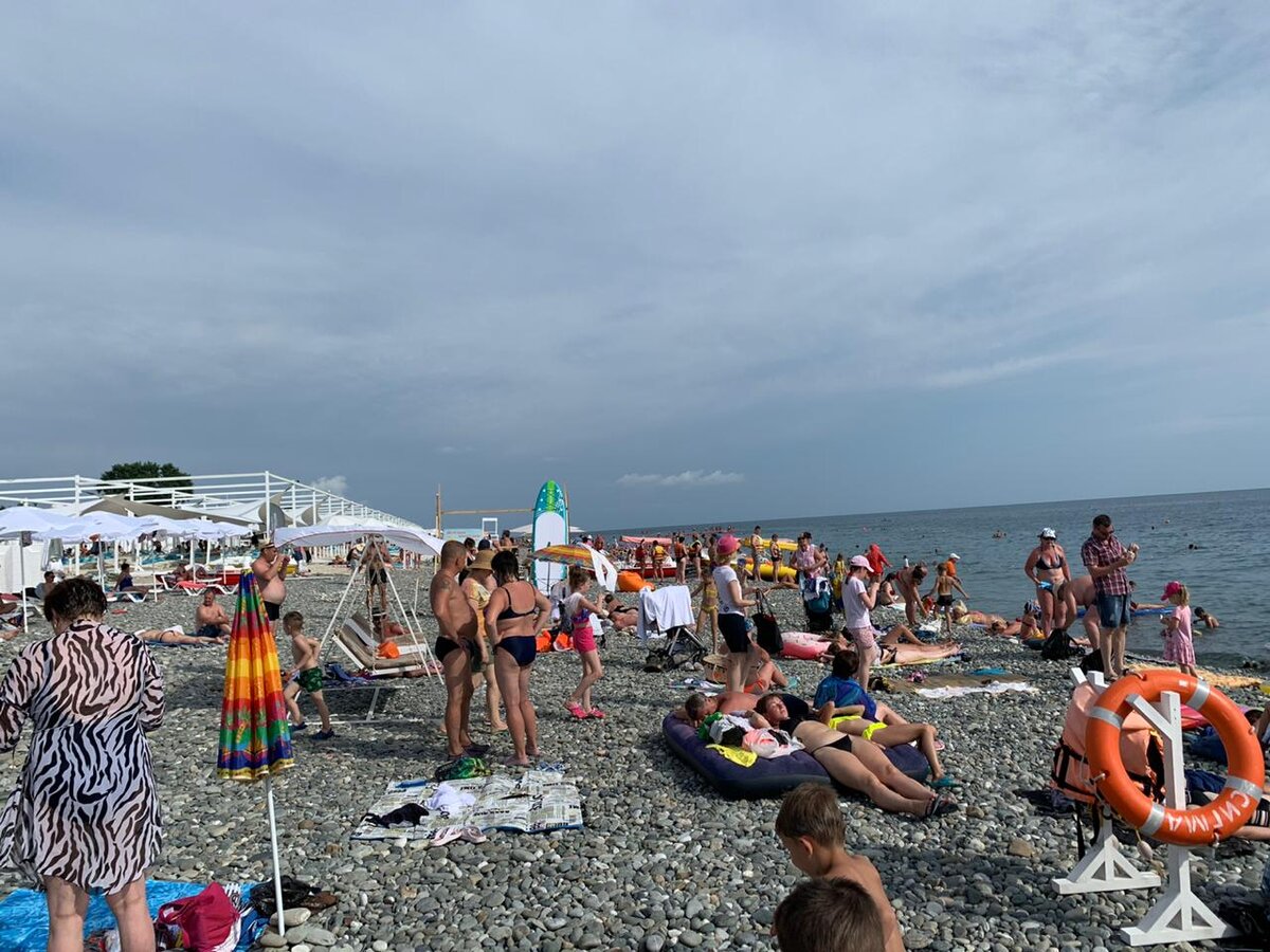 Пляж с людьми сочи