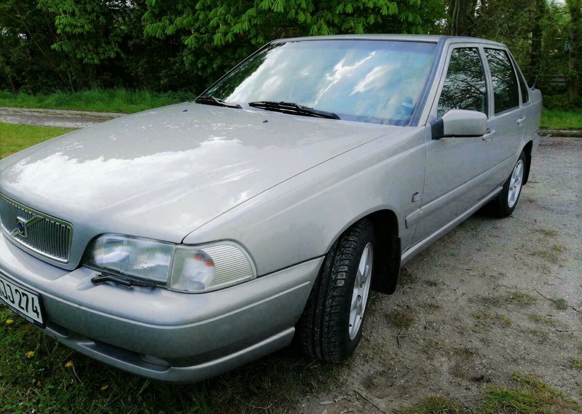 Вольво S70 обладала запоминающейся внешностью: длинный капот с объединённой решёткой радиатора и большие панорамные стёкла. 