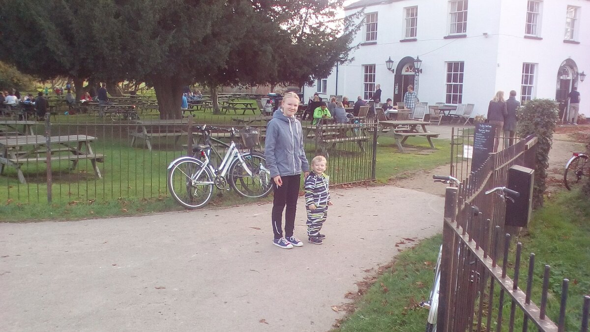 Наш "домашний" паб. Празднуем день рождения малыша. В Англии паб - это не место, где все напиваются, а вполне себе семейное заведение.