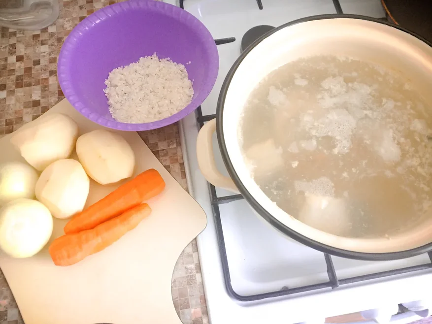 В кастрюле было изначально 2 литра воды. На фото она как раз закипает уже с горбушей