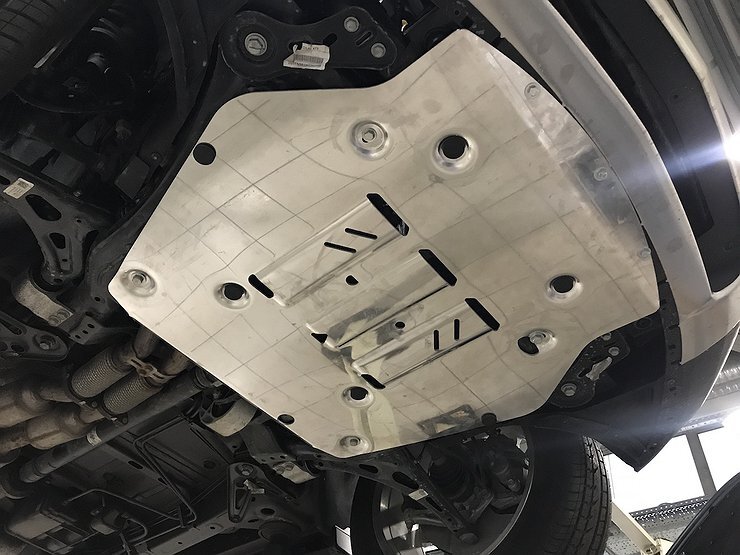 Двигатель закрыт защитой ,при наличии ее необходимо снять.