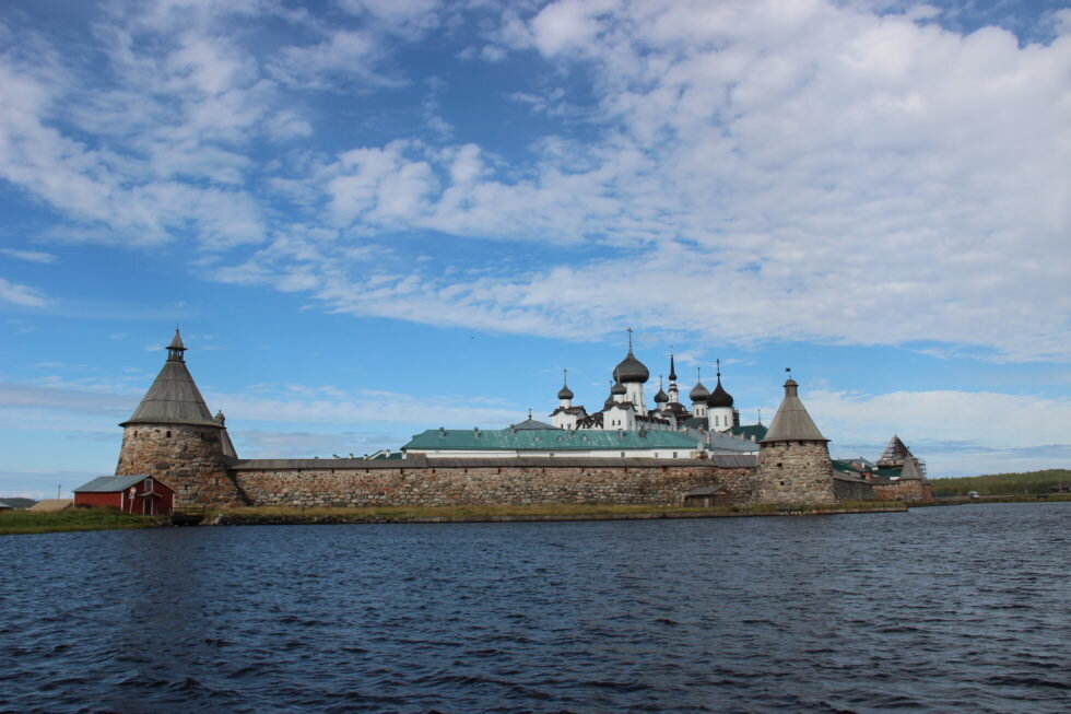 Зачем на русском севере. Жемчужина севера Соловецкий монастырь. 1661 Соловецкий монастырь. Соловецкий монастырь 1550. Соловецкий монастырь Форпост.