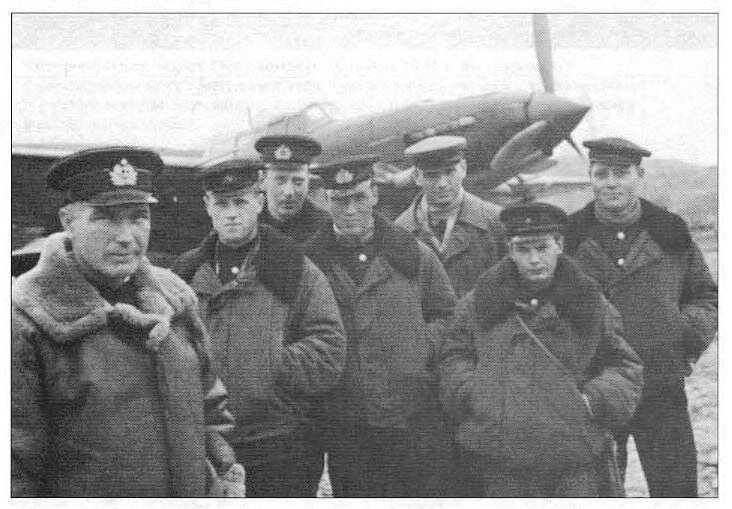 Колтунов Л.Г. (первый слева, 30.06.1943 г.)
