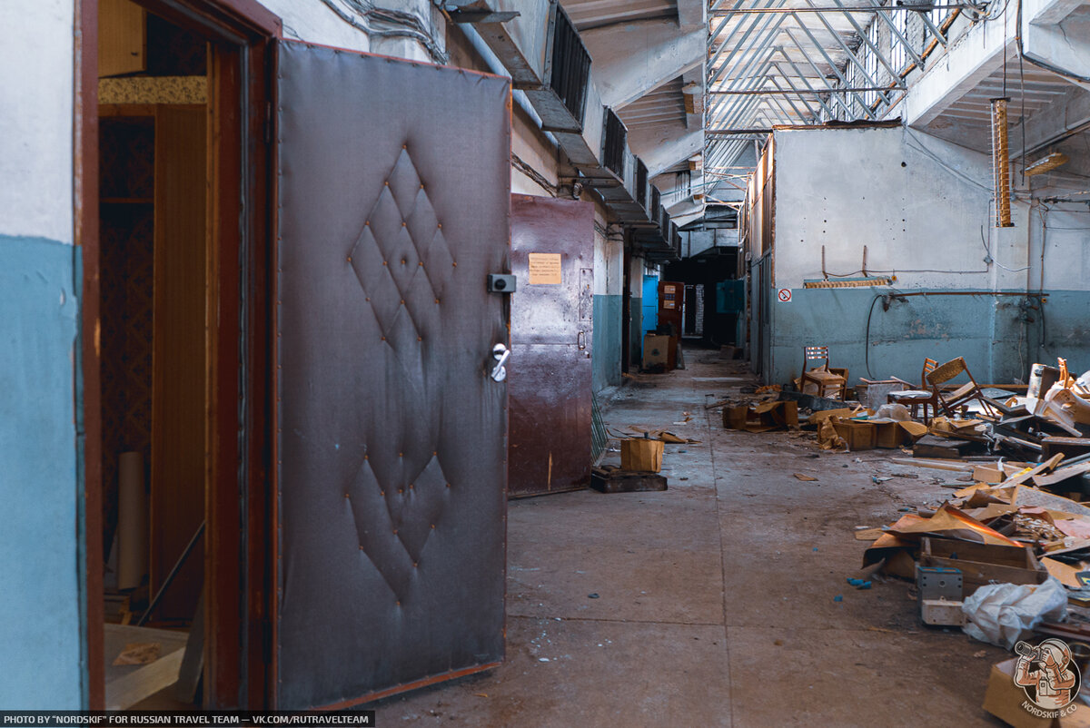Заброшенный административный корпус завода