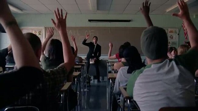 
 
Главный герой проработал несколько лет в столичном учебном заведении,  однако его с позором уволили. Главная причина - домогательства к своим  ученицам. Став жертвой своих учеников, учитель не мог найти работу. Но  все же в одном учебном заведений не хватало учителя и пока занимались  его поисками, Генри Барта взяли на замену. Герой был рад такой новости и  надеялся остаться здесь навсегда. Однако не все так просто...
 
Генри достался ужасный класс с агрессивными учениками, которые  превратили его жизнь в сущий ад. Но со временем учитель понял, что  жестокая жизнь превратила детей в таких людей. Тогда герой захотел  помочь своим ученикам и показать им иную прекрасную жизнь!