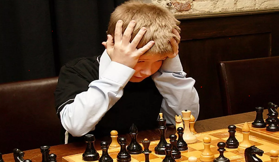 Увлечься игрой в шахматы. Проигрыш в шахматах. Эмоции шахматистов. Шахматы "игрок". За шахматной доской.