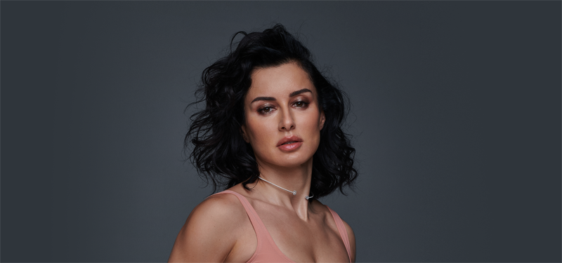 Мне очень нравится Тина Канделаки, как она выглядит. Я помню до сих пор ее советы, еще со страницы в Инстаграм: как использовать витамины аевит, как добавлять масло в уход за кожей, избегая покупки не всегда эффективных дорогущих кремов