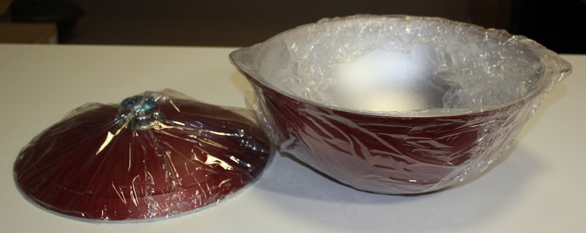 Казан цвета бордо на 6 литров в упаковке.