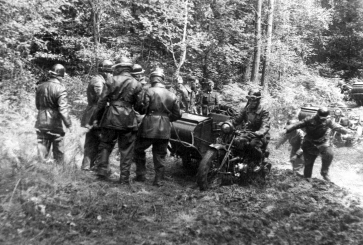 Бельгийская команда борется с грязью на Gillet d’Herstal 720 AB 372.