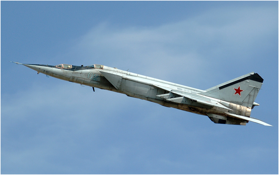 Истребитель МиГ-25, по кодификации НАТО: Летучая лисица, «Foxbat» — советский сверхзвуковой высотный двухдвигательный истребитель-перехватчик 3-го поколения, спроектированный конструкторским бюро Микояна — Гуревича. МиГ-25 вошел в историю авиации, как самый скоростной серийный перехватчик. Является первым в мире серийным истребителем, достигшим рубежа скорости 3000 км/ч. Он стал рекордсменом по числу установленных мировых рекордов — 29, 3 — абсолютные.                                        МиГ-25ПУ - Учебно-боевой вариант. Несколько машин привлекались для космической программы «Буран». Рекордный вариант обозначался Е-133. (1972 год).
