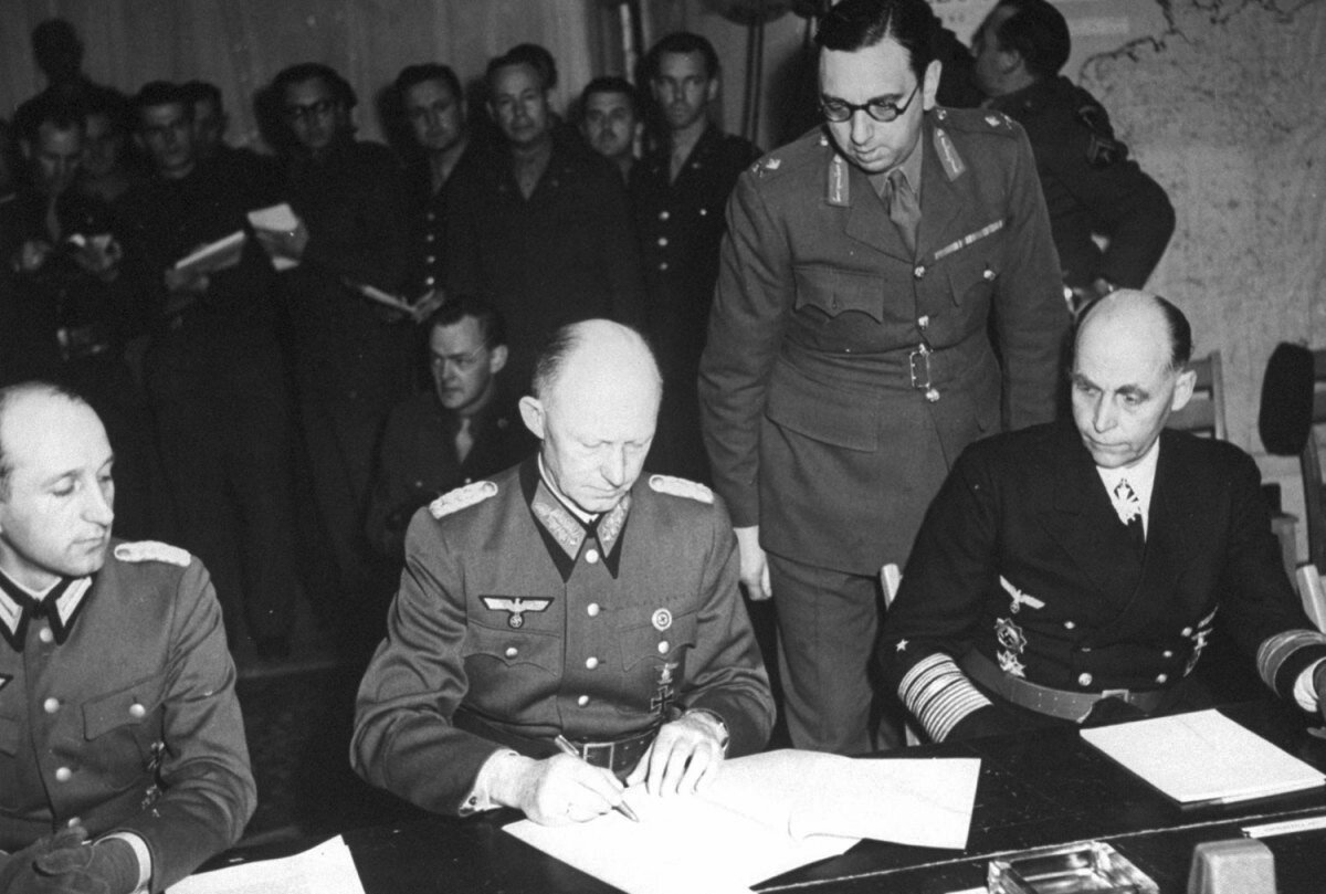 начальник штаба оперативного руководства Верховного командования вермахта, генерал-полковник. Альфред Йодль подписывает предварительную капитуляцию Германии.