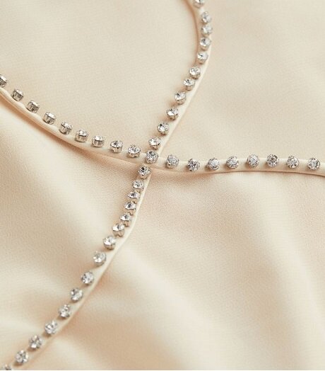 Элегантный декор шарфа стразами