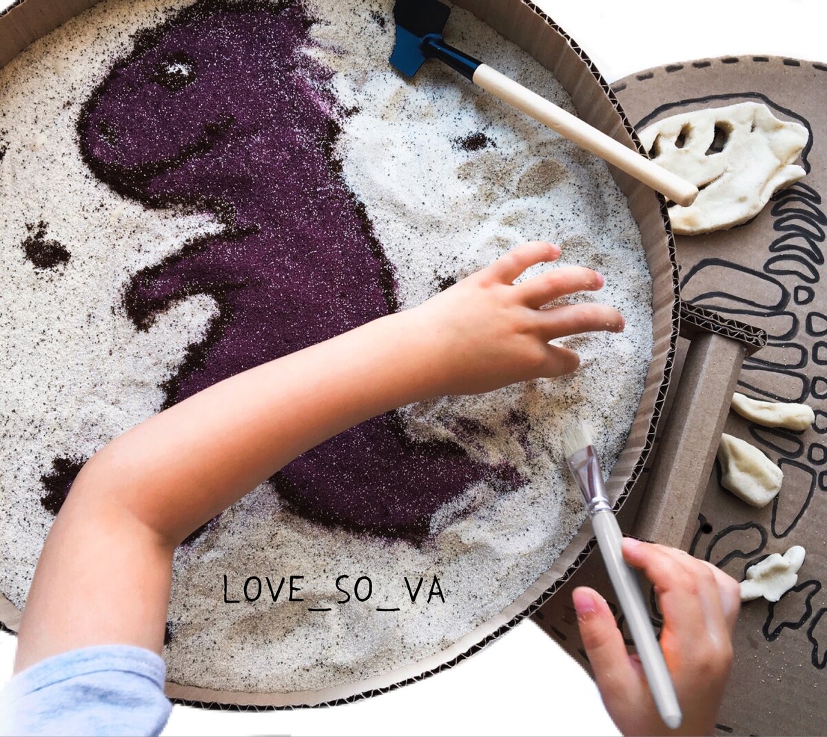 Для начала я сделала картонное блюдо : круг и полоску-бортик, ручки соединила при помощи горячего клея. Нарисовала заготовку скелета на картоне.