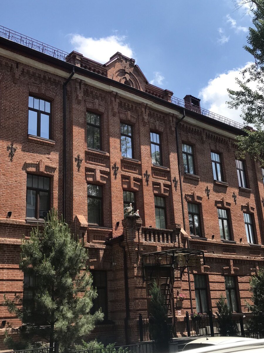 Фото из личного архива. Здание частной клиники в Ростове-на-Дону как пример красивой архитектуры.