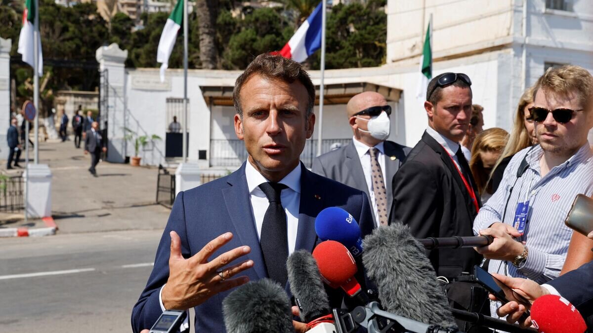    Президент Франции Эммануэль Макрон общается с прессой в ходе своего визита в Алжир© AFP 2022 / Ludovic Marin