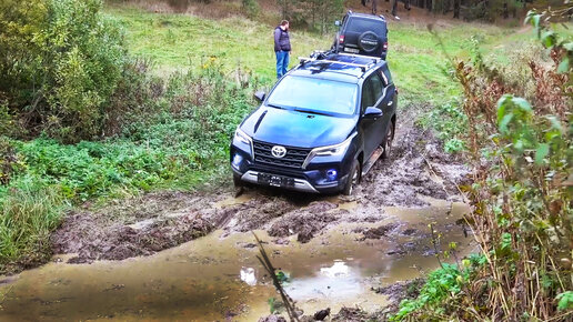 Toyota Fortuner за 5 000 000 тонет в канаве. Мажор не рассчитал силы понторезки на бездорожье.