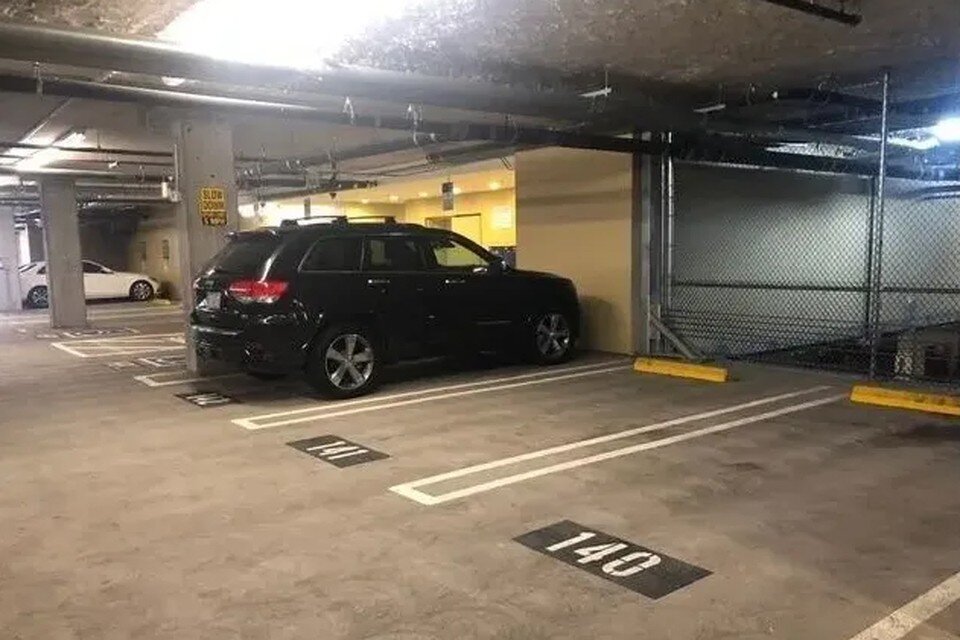     Риелтор утверждает, что уникальное месторасположение парковки оправдывает ее стоимость