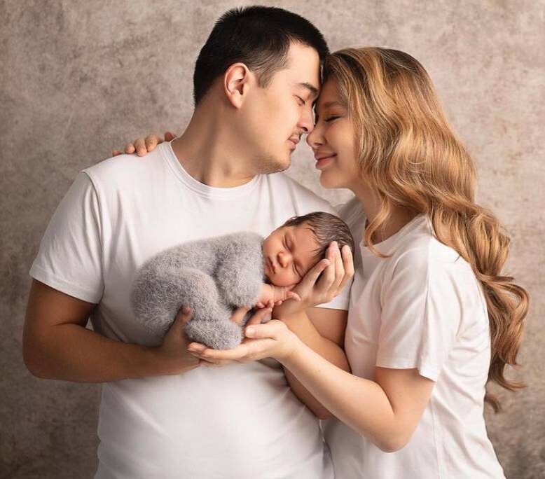    Асель Аскар с мужем и новорожденным сыномСоцсети Асель Аскар