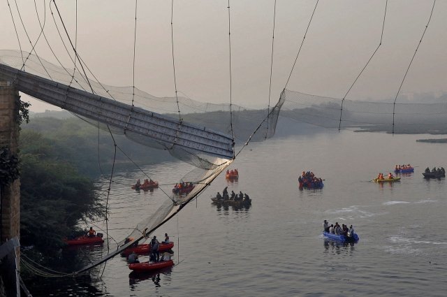    Что известно об обрушении подвесного моста вместе с людьми в Индии?