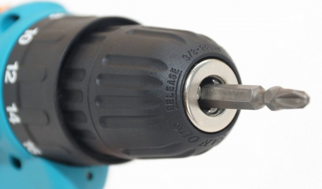 Шуруповерт с вставленной битой