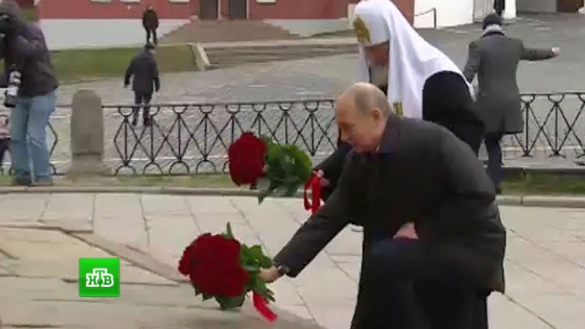 Наши правители - отмечают день народного  единства - 4 ноября.. Мы теперь без попов -  никуда.. Вон видно - охранник - мол - отойдите подальше... Это прошлый год.. В этом году попроще..
