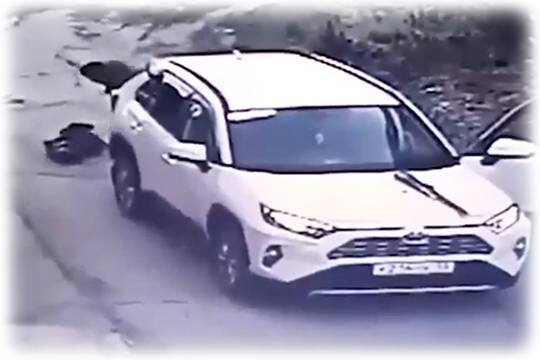    Депутат переехал ребёнка и бросил его на дороге