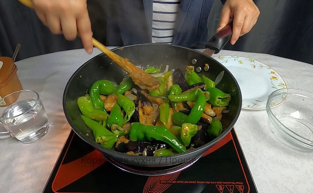 Спагеттони с баклажанами, помидорами черри и оливками