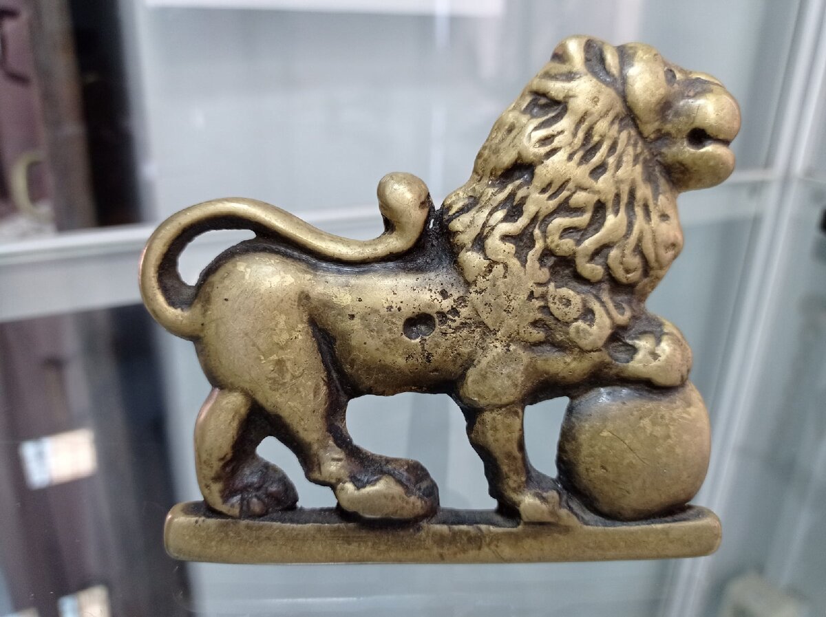 Дверная ручка в виде льва в экспозиции Воткинского музея