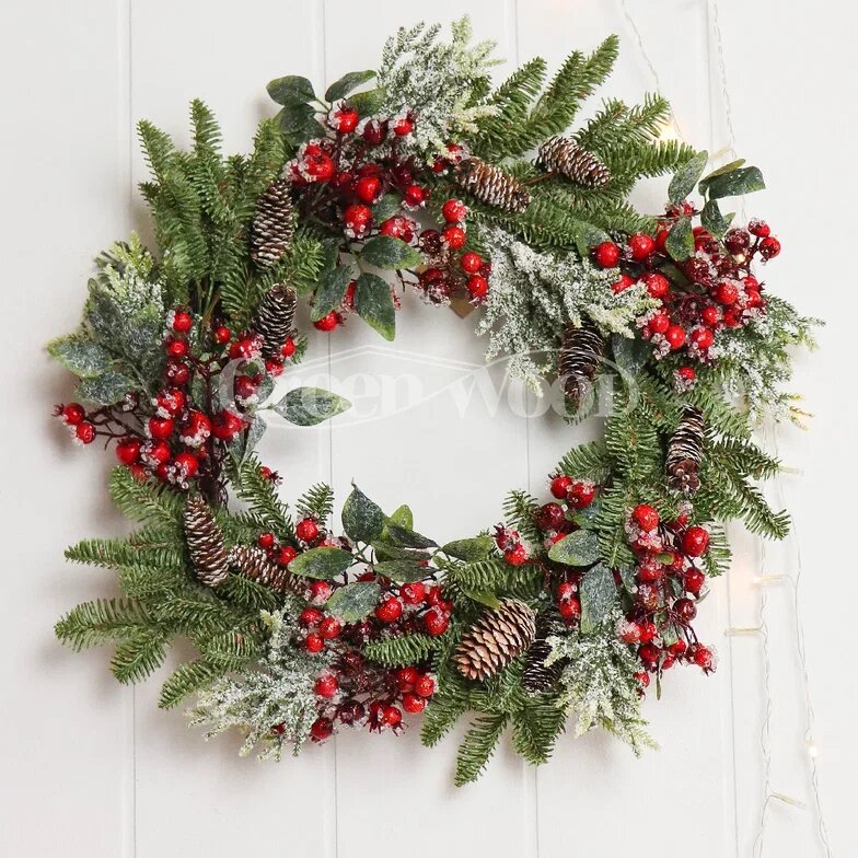 Новогодний венок с красными ягодами и снегом