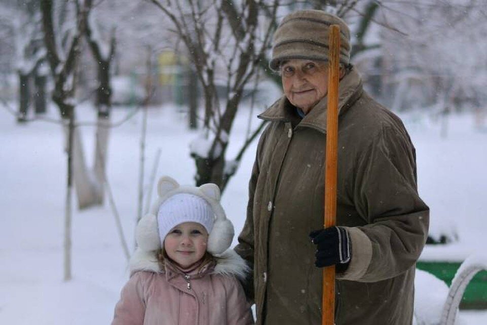     Лидия Пахомовна с правнучкой часто гуляют во дворе. Фото: из архива героини публикации