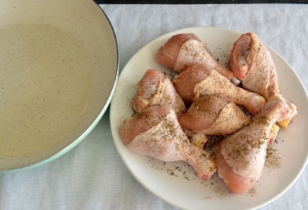 Куриные голени с овощами в сметанном соусе