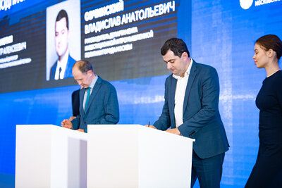    Руководитель Департамента инвестиционной и промышленной политики Москвы Владислав Овчинский и гендиректор компании ПАО «Россети Московский регион» Петр Синютин подписывают соглашение о сотрудничестве © Пресс-служба Департамента инвестиционной и промышленной политики Москвы