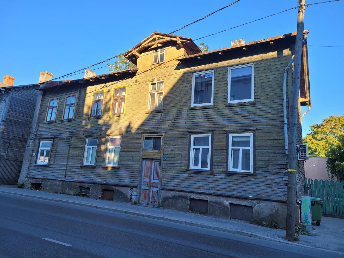 Типичный деревянный дом в центре Таллинна. Из ремонта хватило, только на окна, но без них никак, учитывая стоимость дров к предстоящему сезону.