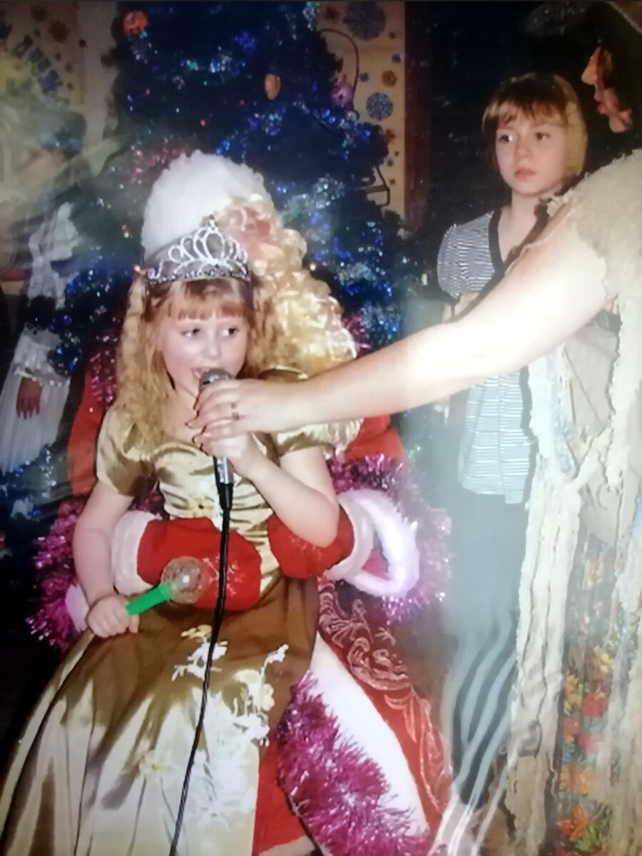 только дай в руки микрофон - поет и поет