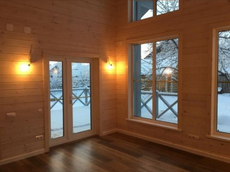 Каркасник внутри. Много дерева и света.