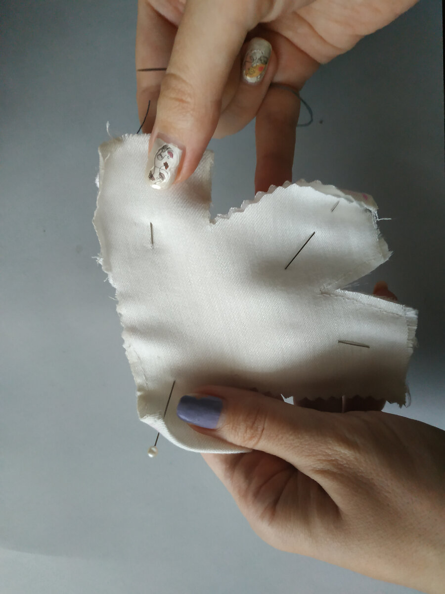 Вот, что у меня получилось. Оставленные места потом зашьём потайным шваом прямо на клоуне. Фото из архива автора.