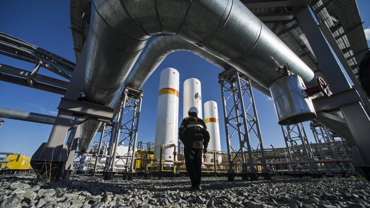    Сотрудник нефтедобывающего предприятия на дожимной компрессорной станции в Ямало-Ненецком автономном округе© РИА Новости / Евгений Биятов