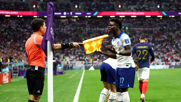    Игрок сборной Англии Букайо Сака обращается к помощнику судьи в матче ЧМ-2022 против Франции.