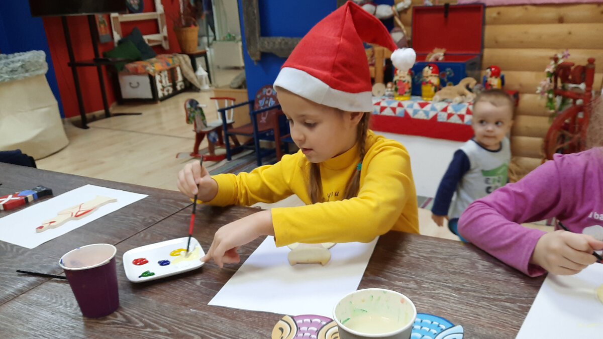 Разрисовываем елочные игрушки