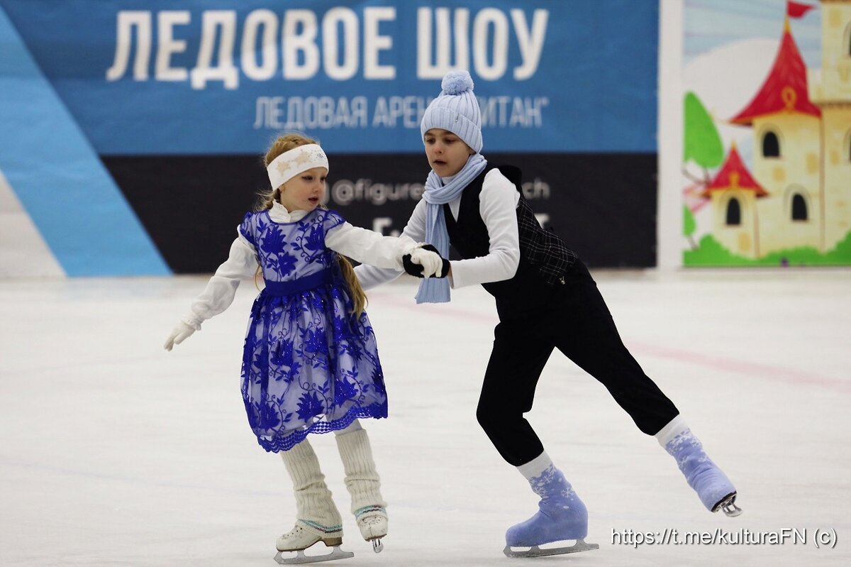    Сургутские фигуристы представили новогоднее ледовое шоу