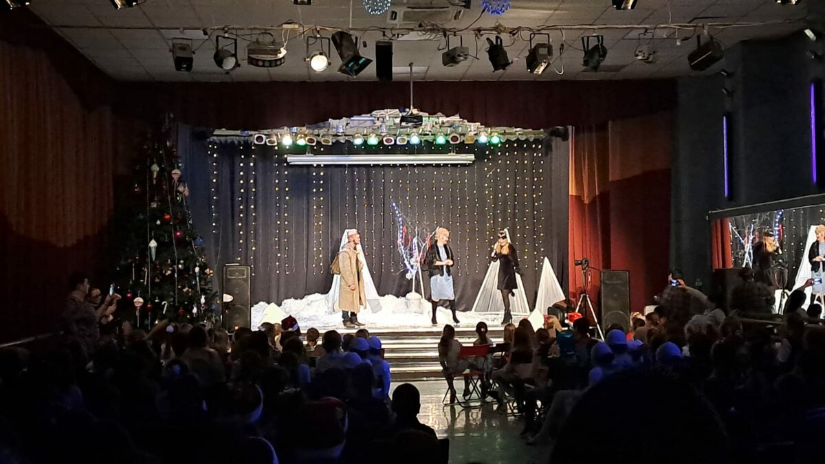 Марина Дмитриевна в центре сцены 