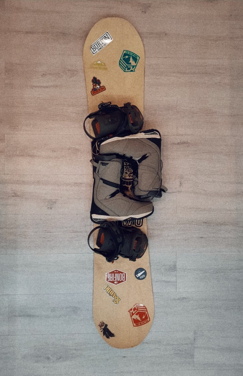 Сноуборд, ботинки, крепления.