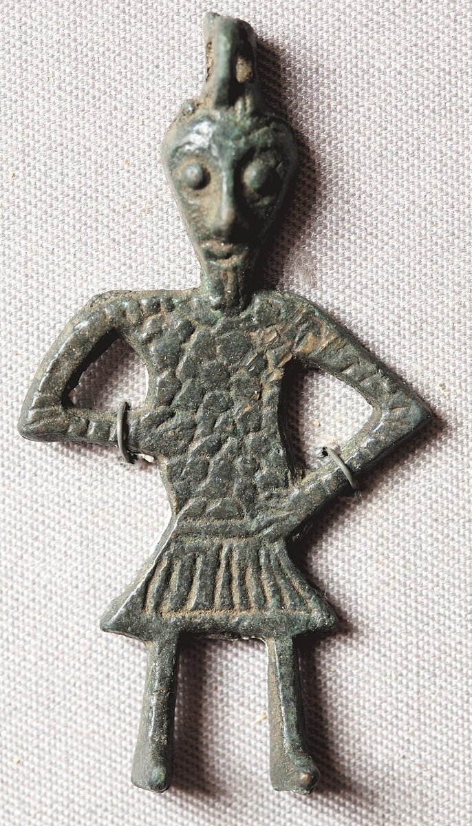  Фотосессия в Чердынском краеведческом музее. Украшение с изображением Перуна. Поступило в 1940 г. - http://www.kamwa.ru/news/art/1784-чудо-перми-пермский-звериный-стиль.html 