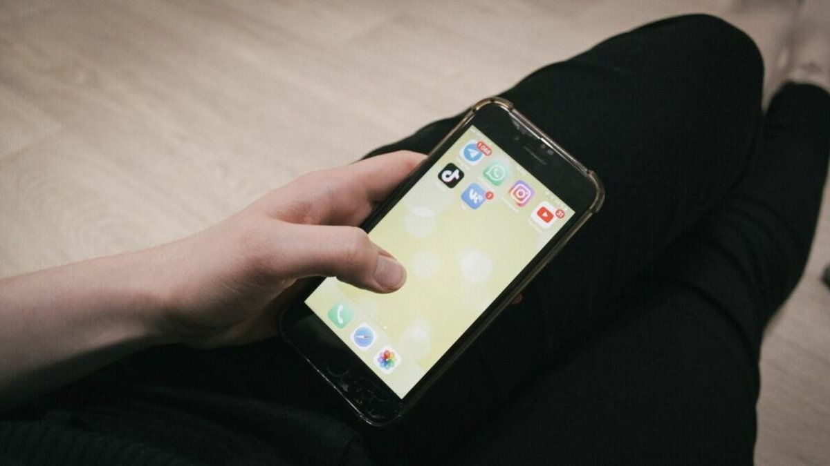     Тюменцы всё чаще дарят женщинам новые IPhone. Этот подарок оказался популярным в новом году, сообщает подписчица паблика «ЧС Тюмень». Росту покупок дорогой техники санкции не помешали.