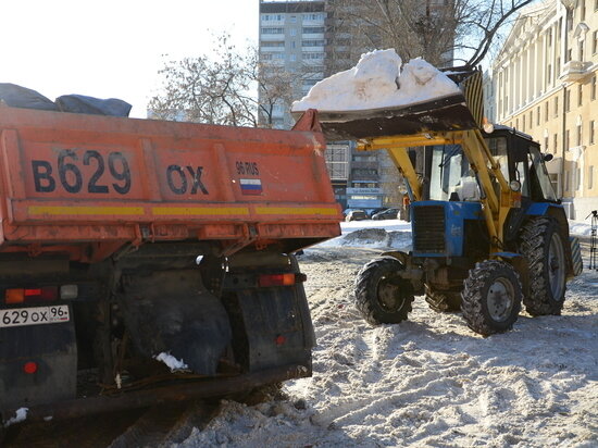     Коммунальные службы продолжают круглосуточно расчищать дороги. Фото: "МК-Урал".