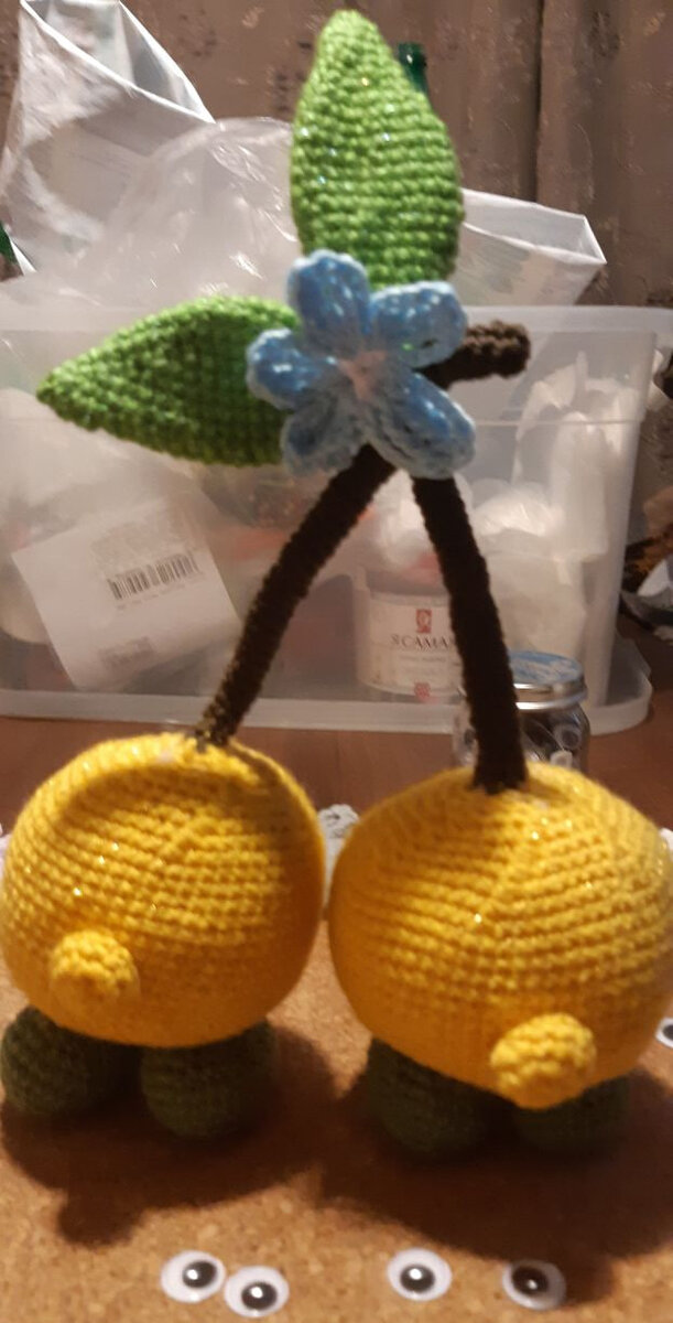 сначала связала желтые шарики, осталось присоединить глазки, реснички и украсить